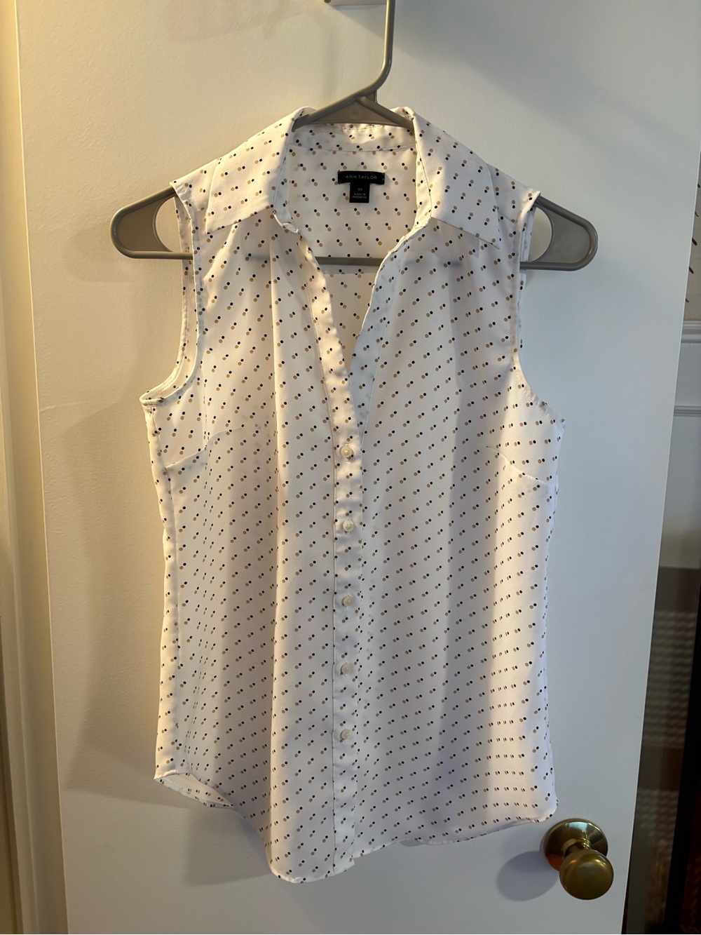 Ann Taylor | Sleeveless Button Down Polkadot top